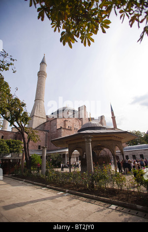 Hagia Sophia (Aya Sophia) (STE Sophia) Chiesa moschea ora museo di Istanbul in Turchia e fontana per i rituali 100806 Turchia Foto Stock