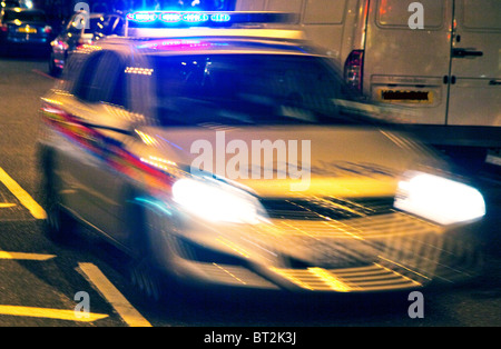 Accelerazione dei processi di auto della polizia di notte, Londra Foto Stock