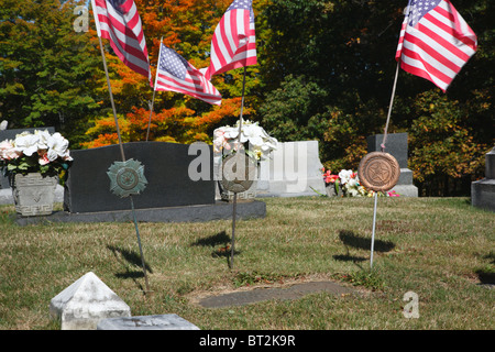 Sbiadita American bandiere al vento a lato sud cimitero di Nottingham, New Hampshire Foto Stock