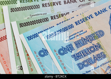 Iperinflazionata dello Zimbabwe banconote di 10 a 100 trilioni di dollari dal 2008 Foto Stock