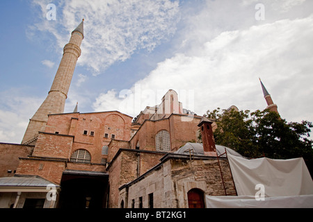 Hagia Sophia (Aya Sophia) (STE Sophia) Chiesa moschea ora museo di Istanbul in Turchia. vista da piazza Sultanahmet Foto Stock
