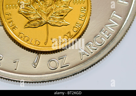 1/10 di oncia di oro puro bullion coin su 1oz argento puro moneta della stessa progettazione. Canadian Maple Leaf Foto Stock