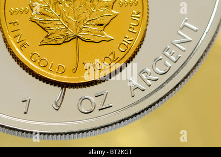 1/10 di oncia di oro puro bullion coin su 1oz argento puro moneta della stessa progettazione. Canadian Maple Leaf Foto Stock