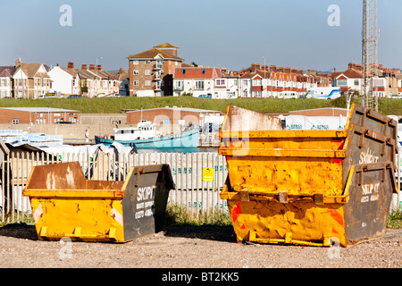 Salta impilati in Shoreham porta, Portslade homes in background Foto Stock