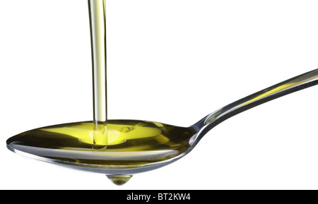 Olio d'oliva che affluisce nel cucchiaio isolate su un bianco. Foto Stock