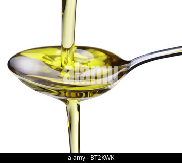 Olio d'oliva che affluisce nel cucchiaio isolate su un bianco. Foto Stock