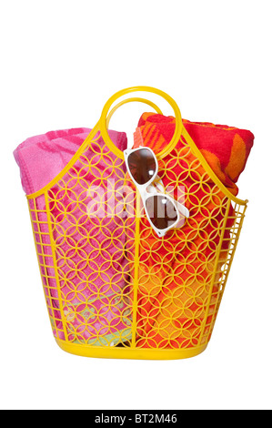Borsa da spiaggia, asciugamani, occhiali da sole con sun riflessione isolato su sfondo bianco con percorso di clipping. Foto Stock