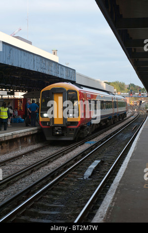 Treno South West in piedi alla stazione Southampton Foto Stock