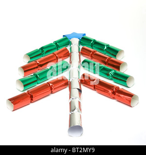 Abstract albero di Natale forma costituiti da piccoli shiny Christmas Cracker isolato su bianco. Foto Stock