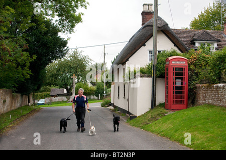 East Dorset è il luogo per vivere per la longevità del Regno Unito.RITIRATO Vic Hatton camminare i suoi cani in Gussage St Giles. DAVID MANSELL Foto Stock