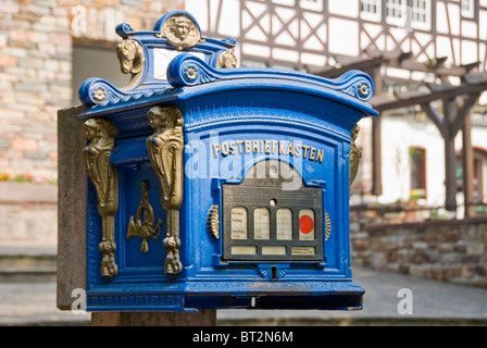 Vecchio Blu postbox ancora in uso. Foto Stock