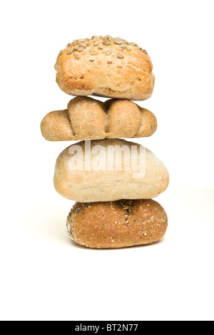 Torre astratta artigianale di pane da basso prospettica isolata contro il bianco. Foto Stock