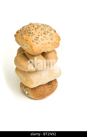 Torre astratta artigianale di pane da basso prospettica isolata contro il bianco. Foto Stock