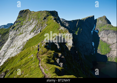 Crinale del popolare Reinebringen picco, Reine, Moskenesoya, isole Lofoten in Norvegia Foto Stock