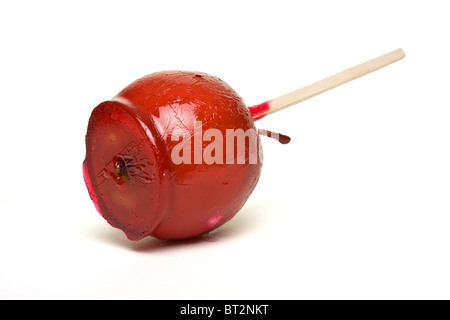 Toffee apple dalla prospettiva bassa isolato su bianco. Foto Stock