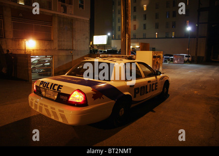 Auto della polizia in un vicolo a tarda notte, Vancouver, British Columbia, Canada Foto Stock