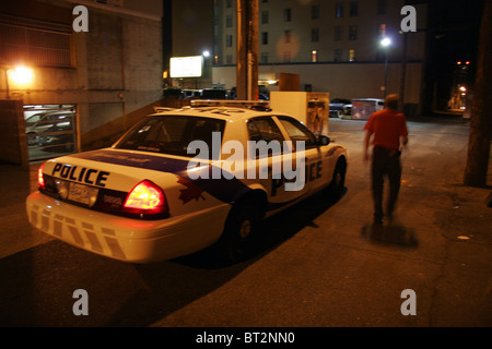 Auto della polizia in un vicolo a tarda notte, Vancouver, British Columbia, Canada Foto Stock