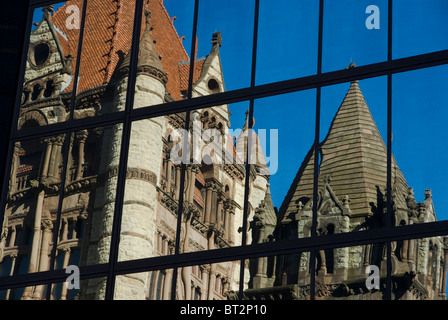 La riflessione della Chiesa della Trinità nella vicina moderno grattacielo di vetro. Copley Square, Boston, Massachusetts, STATI UNITI D'AMERICA Foto Stock