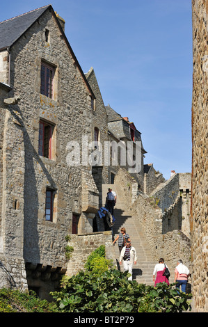 I turisti che visitano il Mont Saint Michel / Saint Michael Mount abbey, Normandia, Francia Foto Stock