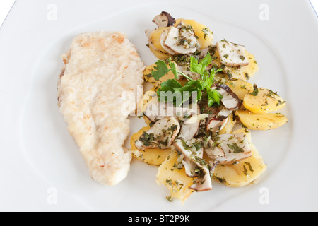 Scaloppa di pollo al forno con patate e funghi isolati su bianco con tracciato di ritaglio Foto Stock