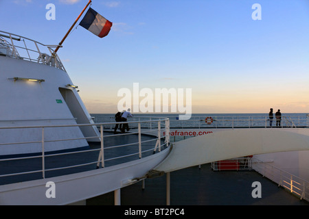Tramonto a bordo mare Francia traghetto in arrivo al porto di Dover dopo aver attraversato il Canale della Manica da Calais. Foto Stock