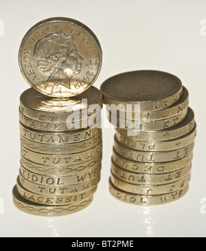 Due pile di UK pound monete Foto Stock