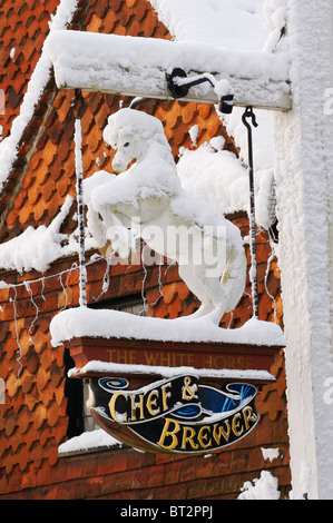 Il White Horse public house, nel Surrey villaggio di Shere, vicino a Guildford Foto Stock