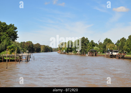 Cielo blu vista del fiume Sarmiento, posti barca nel porticciolo e la stazione di benzina su palafitte in acqua, Tigre, Parana Delta, Buenos Aires Foto Stock