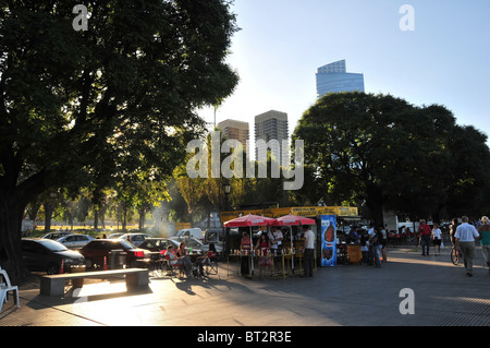 Persone mangiare e mettendo in salsa di fast-food nella parte anteriore di un mobile parilla grill, Costanera Sur Boulevard, Buenos Aires Foto Stock