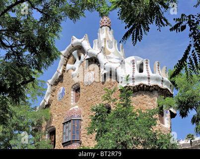 Edifici progettati da Guadi a Park Guell, Barcellona Spagna. È un sito patrimonio dell'umanità dell'UNESCO. Foto Stock