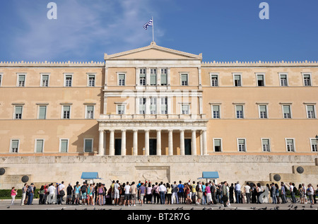 Persone che guardano il cambiamento delle protezioni, Monumento del soldato sconosciuto, Atene, Grecia Foto Stock