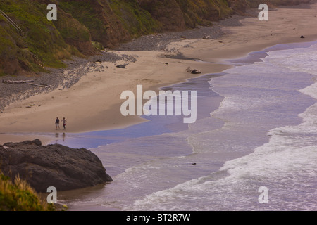 YACHATS, OREGON, Stati Uniti d'America - la gente sulla spiaggia, Central Oregon Coast, dal punto Brays, a Cape Perpetua Scenic Area. Foto Stock