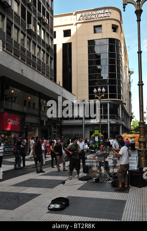 Gruppo di musicisti di strada divertente shoppers, nella parte anteriore della Aerolíneas Argentinas edificio, Calle Florida, Buenos Aires Foto Stock