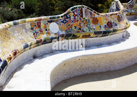 Antonio Gaudi - una panchina nel parco Guell, Barcellona, Spagna Foto Stock