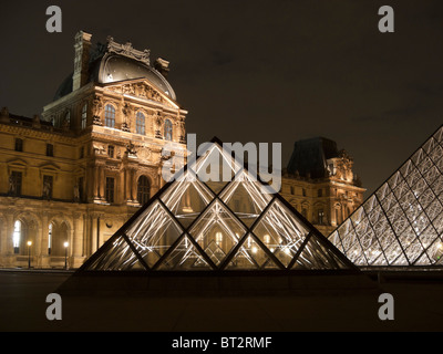Museo del Louvre di notte Foto Stock