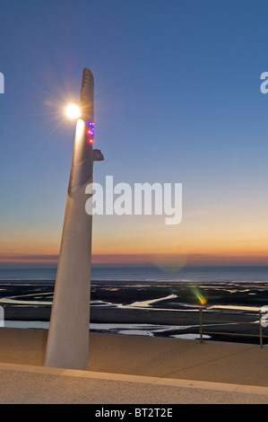 Design contemporaneo lampada posta sul,Cleveleys Lancashire, la passeggiata al tramonto in inverno Foto Stock