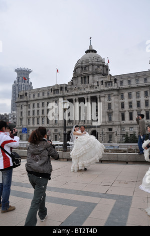 Coppia cinese di sposarsi sul Bund a Shanghai in Cina Foto Stock