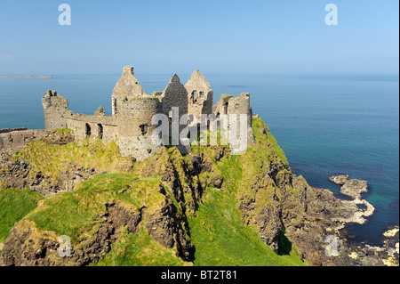 Dunluce Castle, rovina medievale tra Portrush e Bushmills sul Nord strada costiera di Antrim, County Antrim, Irlanda del Nord Foto Stock