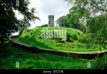 Dun Dealgan di Dundalk, Irlanda. La stoltezza torre (1780) su 12C Norman motte e Bailey. Sito associato con l eroe irlandese CuChulainn Foto Stock