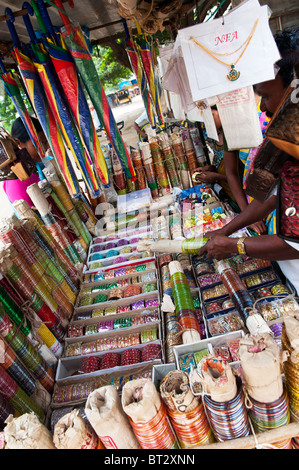 Il mercato indiano bancarella vendendo schiave e articoli di gioielleria. Andhra Pradesh, India Foto Stock