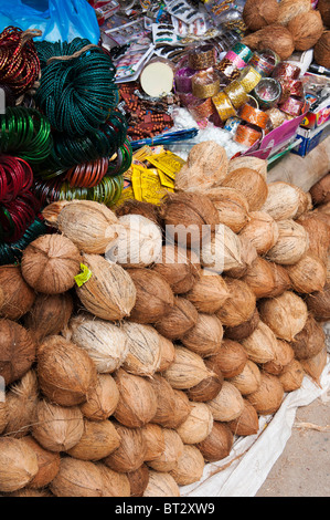 Noci di cocco e womans gioielli in vendita presso un Indiano street market. Puttaparthi, Andhra Pradesh, India Foto Stock