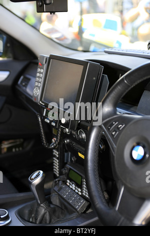 Computer e altre apparecchiature di comunicazione all'interno di un Britsih auto della polizia. Foto Stock