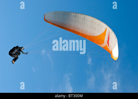 Il parapendio è il ricreativo e competitivo sport di avventura di volare parapendio: leggero, il volo libero, piede-lanciato aliante aeromobile con n. Foto Stock