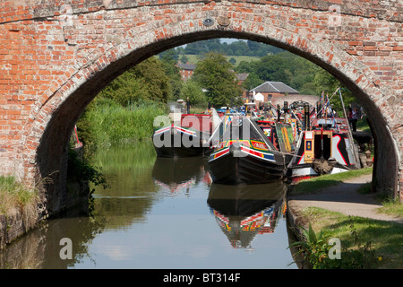 Narrowboats raccogliere nel cuore del Regno Unito il sistema di canale a Braunston per la Storica barca stretta e Canal Rally. DAVID MANSELL Foto Stock