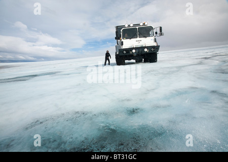 Una ventina di ton ice explorer carrello posseduto e gestito da Arngrimur Hermannsson sul Langjokull lastra di ghiaccio, Islanda Foto Stock