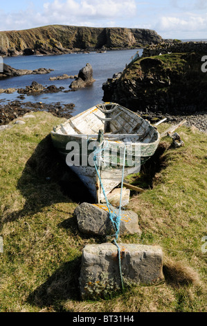 Vecchia barca da pesca tirata sul Fair Isle Scozia Scotland Foto Stock