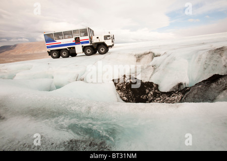 Una ventina di ton ice explorer carrello posseduto e gestito da Arngrimur Hermannsson Arni () accanto a un Moulin, dissipatore o foro per l'acqua di disgelo. Foto Stock