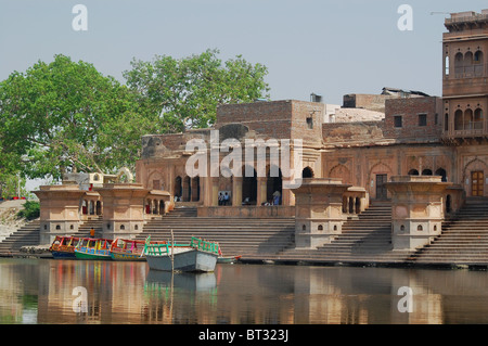 Vista dei ghats sul fiume Yamuna in Mathura, Uttar Pradesh - India Foto Stock