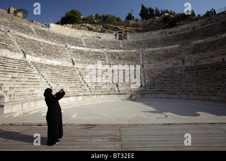 Donna islamica di scattare le foto nel teatro romano, Amman, Giordania Foto Stock