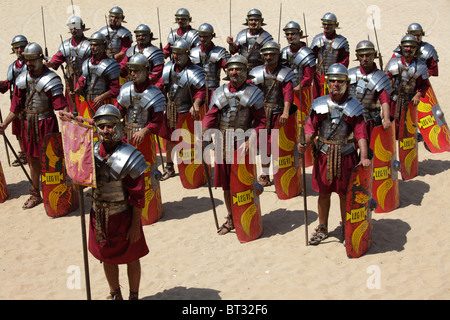 Attori che interpretano legionari romani i soldati in la tartaruga tattica, Jerash, Giordania Foto Stock